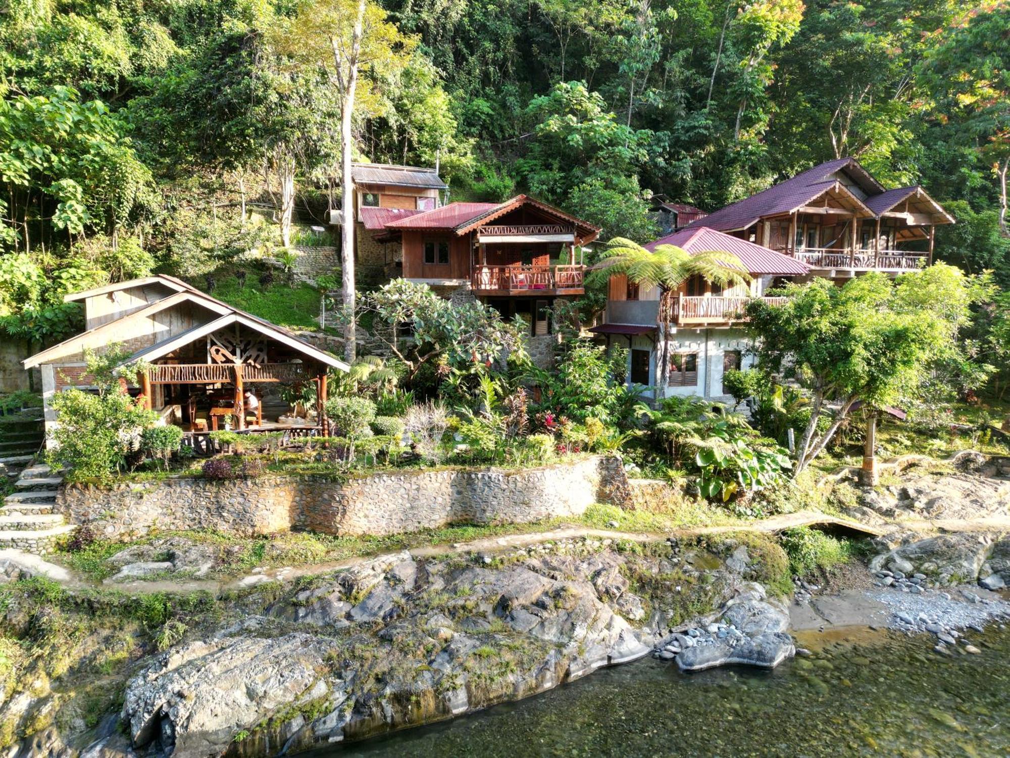 Kupu Kupu Garden Guest House & Cafe Bukit Lawang Zewnętrze zdjęcie