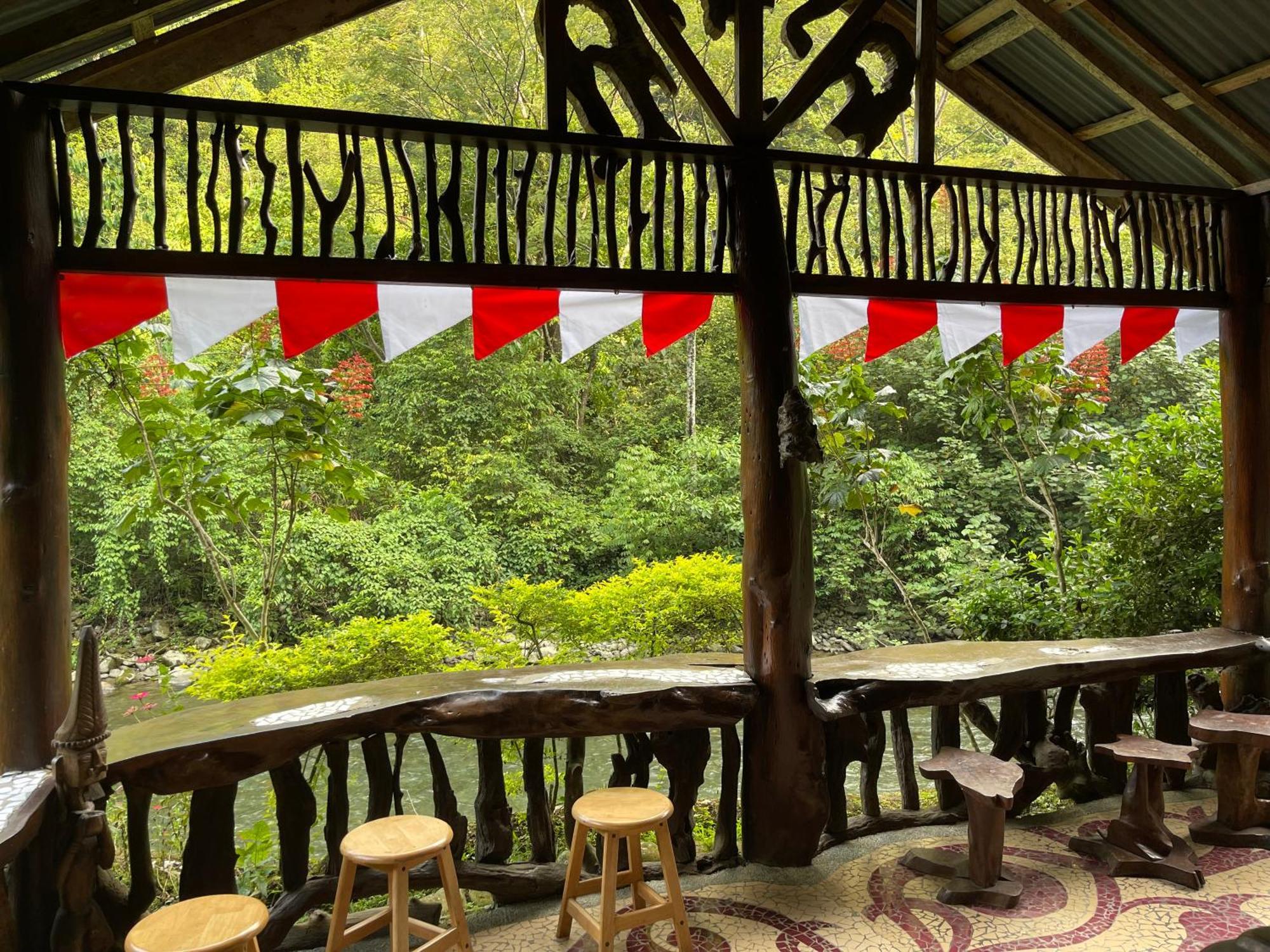 Kupu Kupu Garden Guest House & Cafe Bukit Lawang Zewnętrze zdjęcie