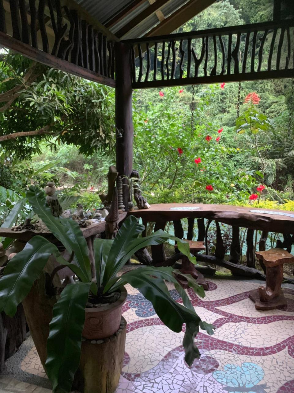 Kupu Kupu Garden Guest House & Cafe Bukit Lawang Zewnętrze zdjęcie