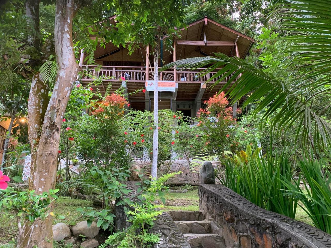 Kupu Kupu Garden Guest House & Cafe Bukit Lawang Zewnętrze zdjęcie